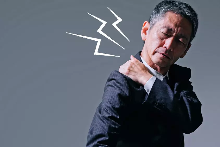 寝違えの男性